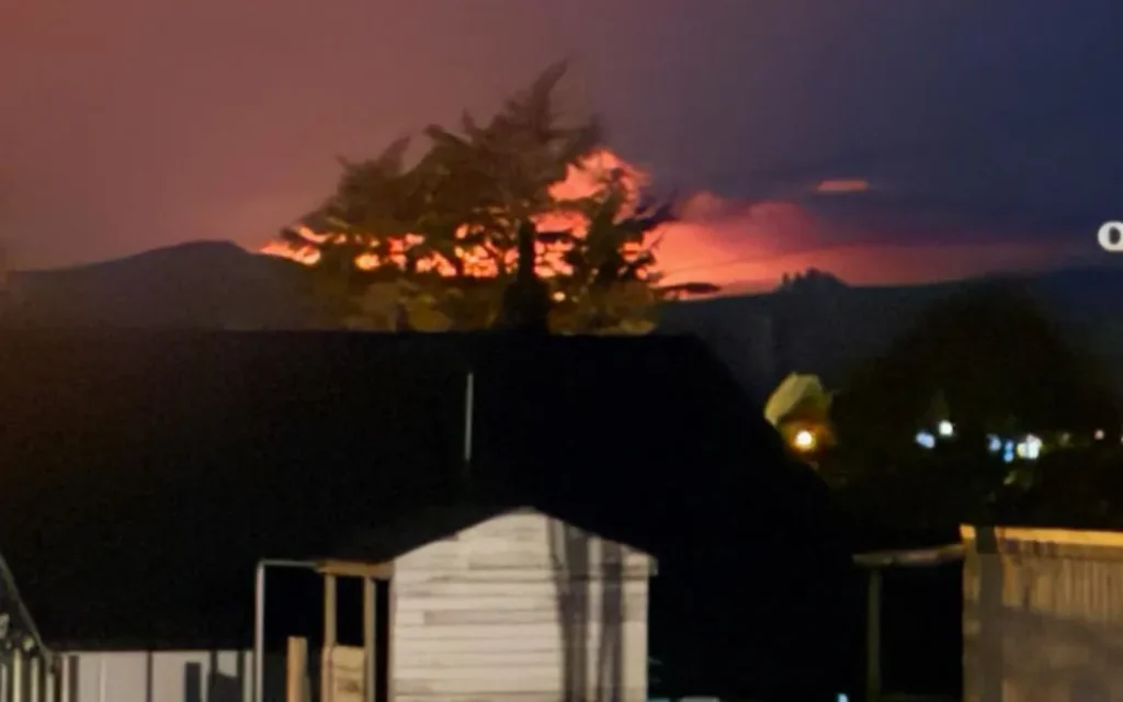 Hỏa hoạn kinh hoàng tại Vườn quốc gia Tongariro: Hàng trăm héc-ta cháy rụi, khẩn cấp sơ tán và phong tỏa 1 The fire in Tongariro National Park, on the night of Saturday 8 November, 2025.