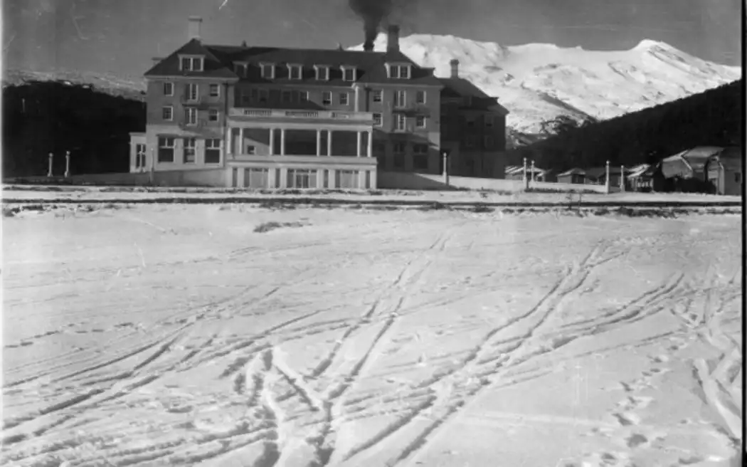 Quán cà phê dưới chân núi hồi sinh, thắp lên hy vọng mới cho vùng đất khó 5 the neo georgian chateau was built to at Quán cà phê dưới chân núi hồi sinh, thắp lên hy vọng mới cho vùng đất khó