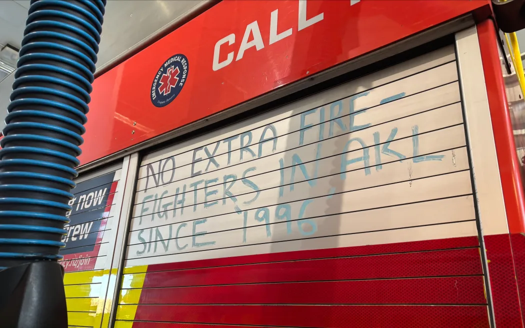 Lính cứu hỏa Auckland báo động: Trang thiết bị xuống cấp 'tồi tệ nhất lịch sử' 4 The Professional Firefighters' Union members are in a long-running dispute with Fire and Emergency New Zealand over pay and staffing.