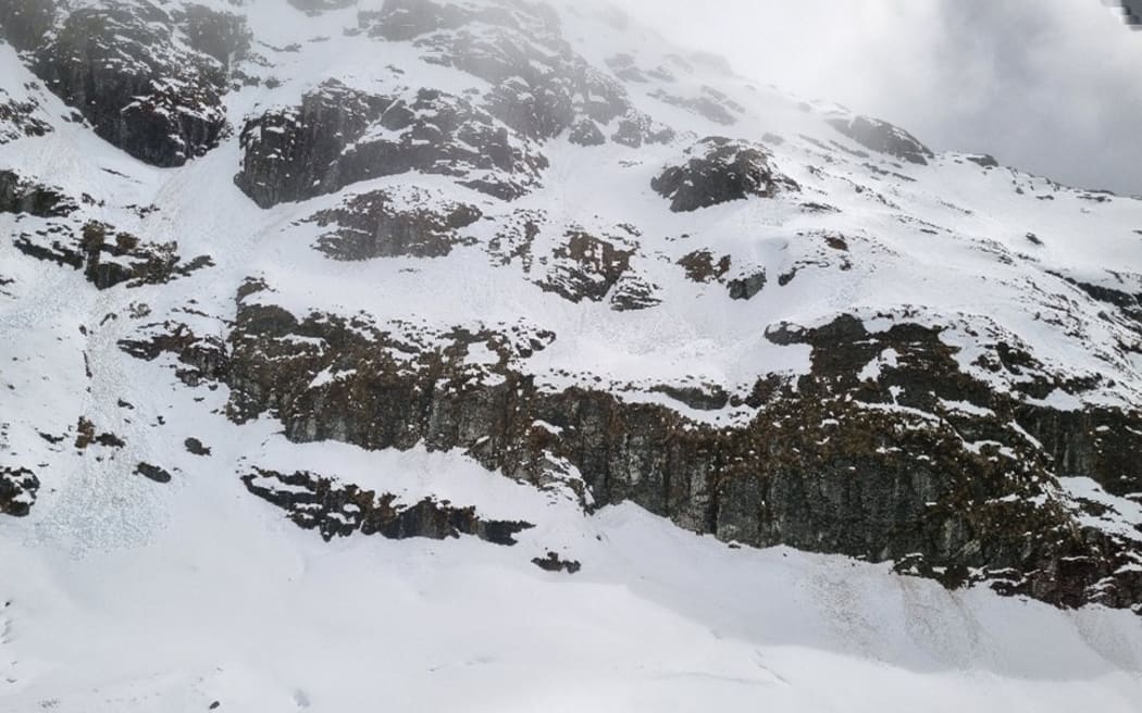 Mùa đi bộ đường dài Great Walk bị hoãn: Nhiều tuyến đường hư hại nặng do thời tiết khắc nghiệt 2 The Routeburn Track traverses across these snow-laden bluffs above Lake Harris.