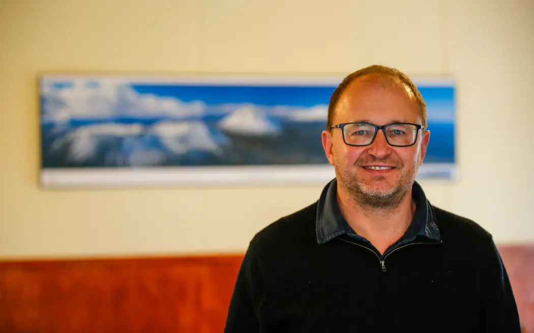 Cháy rừng Tongariro: Du khách hoảng loạn sơ tán bằng trực thăng khi tro bụi phủ kín bầu trời 6 Tongariro Crossing Lodge owner Louis van Wyk