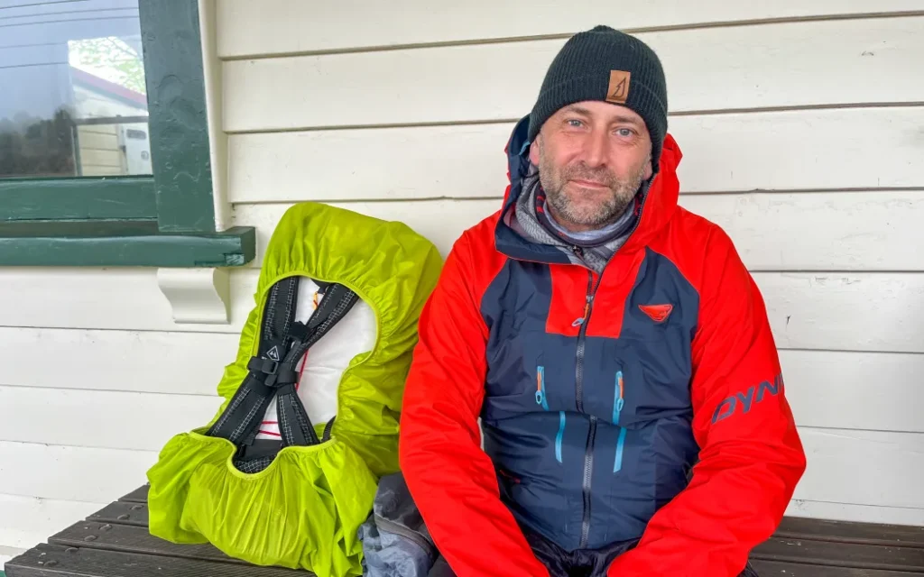 Cháy rừng Tongariro: Du khách hoảng loạn sơ tán bằng trực thăng khi tro bụi phủ kín bầu trời 1 German tourist Matthias Gerald escaped the fire from the Alpine track