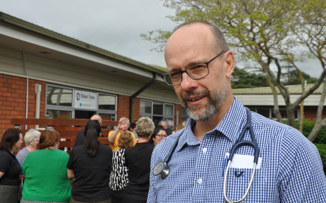 Blenheim khai trương đơn vị chạy thận mới: Bệnh nhân thoát cảnh đi lại vất vả 6 Wairau_Hospital physician Dr Reon van Rensburg.