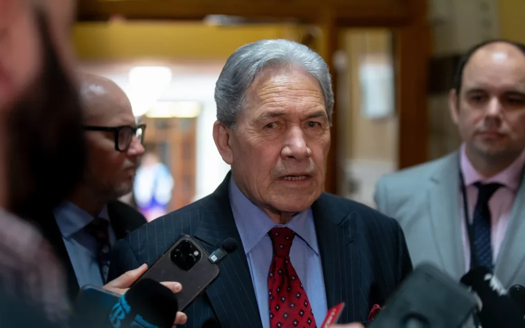 Winston Peters: Bán tài sản là "lập luận tầm thường, ngớ ngẩn", chính phủ chưa giải quyết được kinh tế 1 bridge