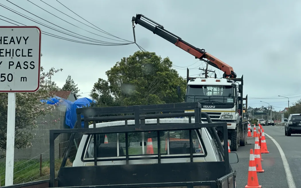 Hội đồng Otago Kêu Gọi Chính Phủ Khẩn Cấp Cải Tổ Sau Sự Cố Mạng Lưới Do Bão 2 Work is underway to repair damaged powerlines across the South Island following Thursday's wild weather.